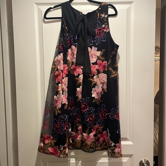 Floral sleeveless shift dress - Picture 2 of 3